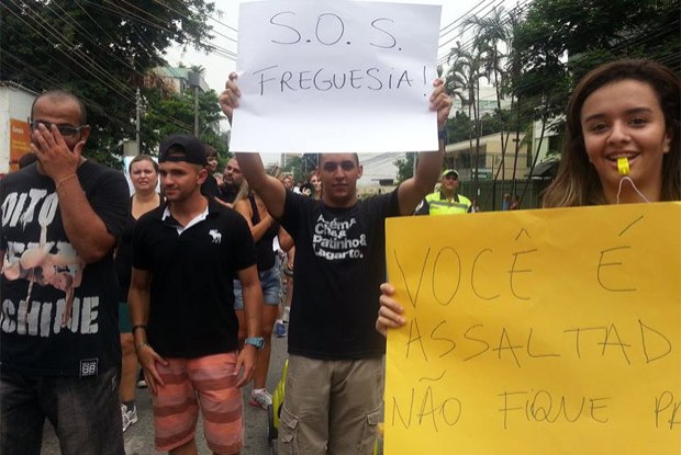 Moradores de Jacarepaguá marcharam neste sábado contra o aumento da violência no bairro da Zona Oeste Foto:  Reprodução / Facebook