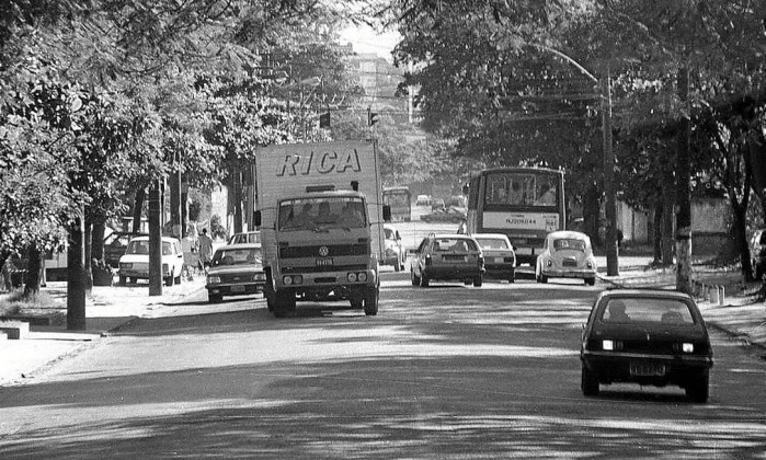 A Estrada dos Três Rios em 1991: vegetação, de ambos os lados, enfeitava via e abrandava o calor - Arquivo O Globo / Letícia Pereira