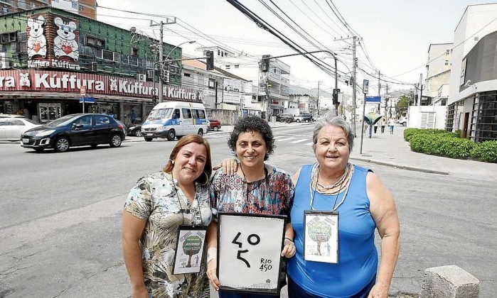 Luciane Mafra, Alice Giannini e Estela Salustio, vencedoras do concurso da prefeitura, aguardam o plantio das árvores na Estrada dos Três Rios - Agência O Globo / Pedro Teixeira