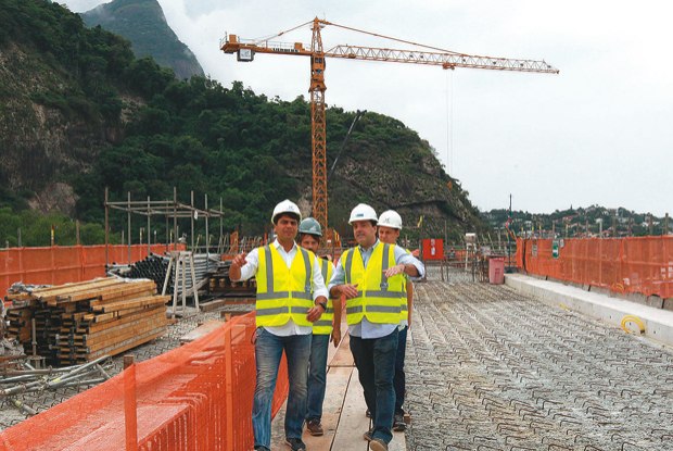 Pedro Paulo Carvalho (esquerda) e Carlos Osorio visitaram ontem as obras da Linha 4 do metrô na Barra Foto:  Carlos Moraes / Agência O Dia