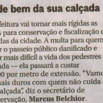 O estacionamento e as calçadas do bairro.