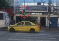 Absurdo! O sinal para pedestres na Três Rios está em posição errada e pode provocar acidentes graves.